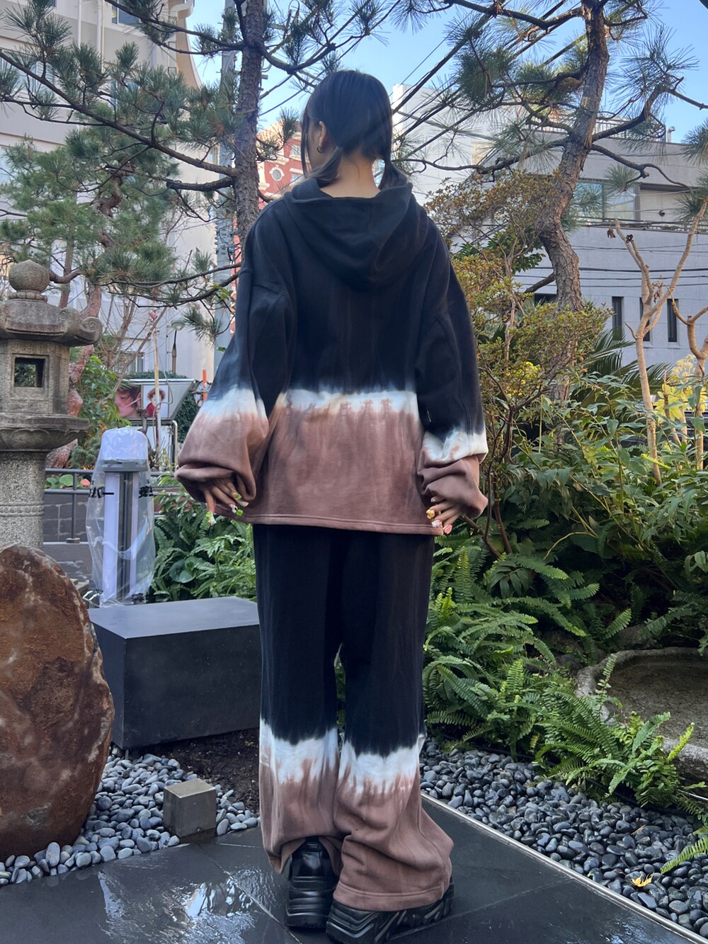 「セットアップ、セットアップスタイル、DankeSchon、LHP、LHPWOMEN、ラクチンコーデ」｜「DANKE SCHONのDankeSchon/ダンケシェーン/STEPDYESWT HOODIE（パーカー、ブラック系）」を使った、misakiさん（レディース・161cm）の冬コーディネートの2枚目の写真