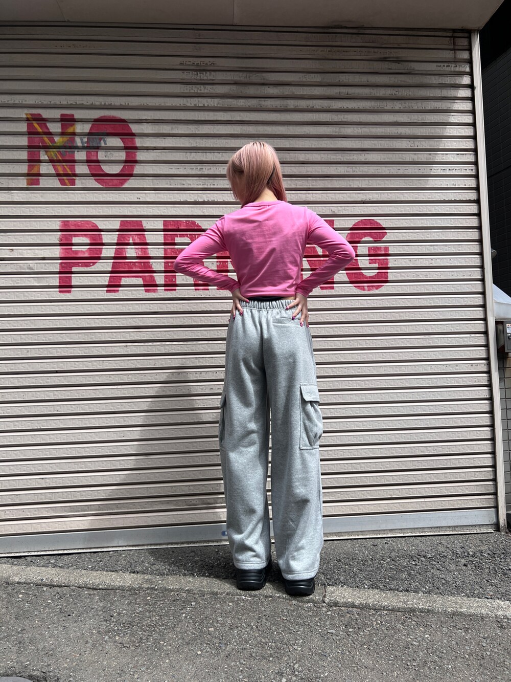 「今日のコーデ、スニーカーコーデ、韓国ファッション、厚底スニーカー、楽チンコーデ、スウェットコーデ」｜「BlackEyePatchのアイテム（スウェットパンツ、グレー系）」を使った、misakiさん（レディース・161cm）の春コーディネートの2枚目の写真