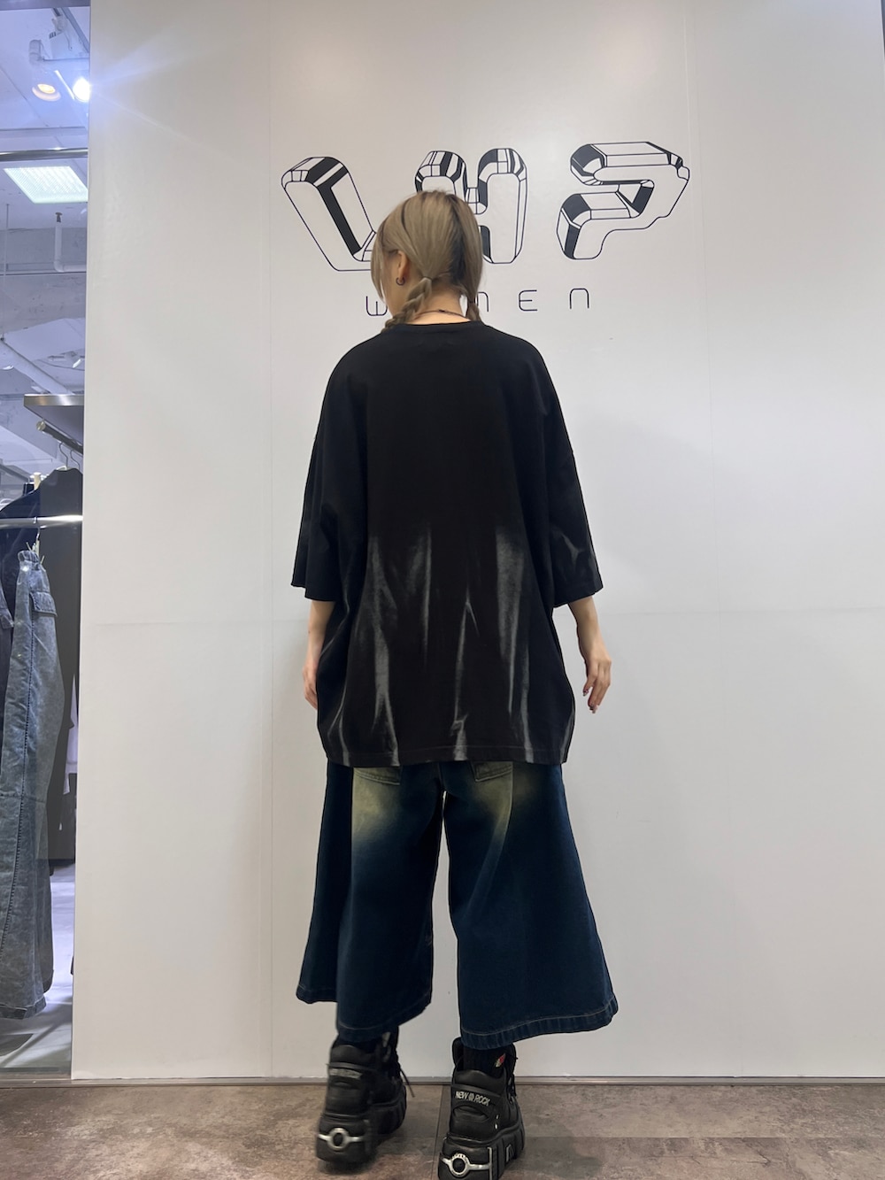 「夏コーデ、Tシャツ、Tシャツ×デニム、sisseoul、LHP、LHPWOMEN、NewRock、厚底シューズ」｜「SISのアイテム（Tシャツ/カットソー、ブラック系）」を使った、misakiさん（レディース・161cm）の夏コーディネートの2枚目の写真