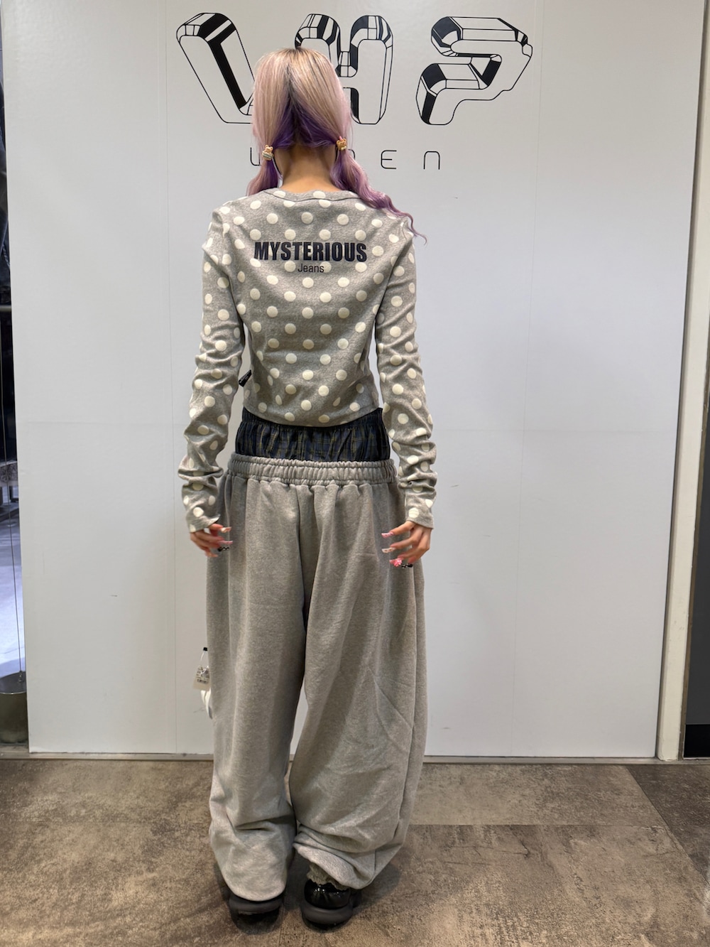 グレー系のスウェットパンツ、グレー系のトップスを着用したレディースの秋コーディネートの2枚目の写真