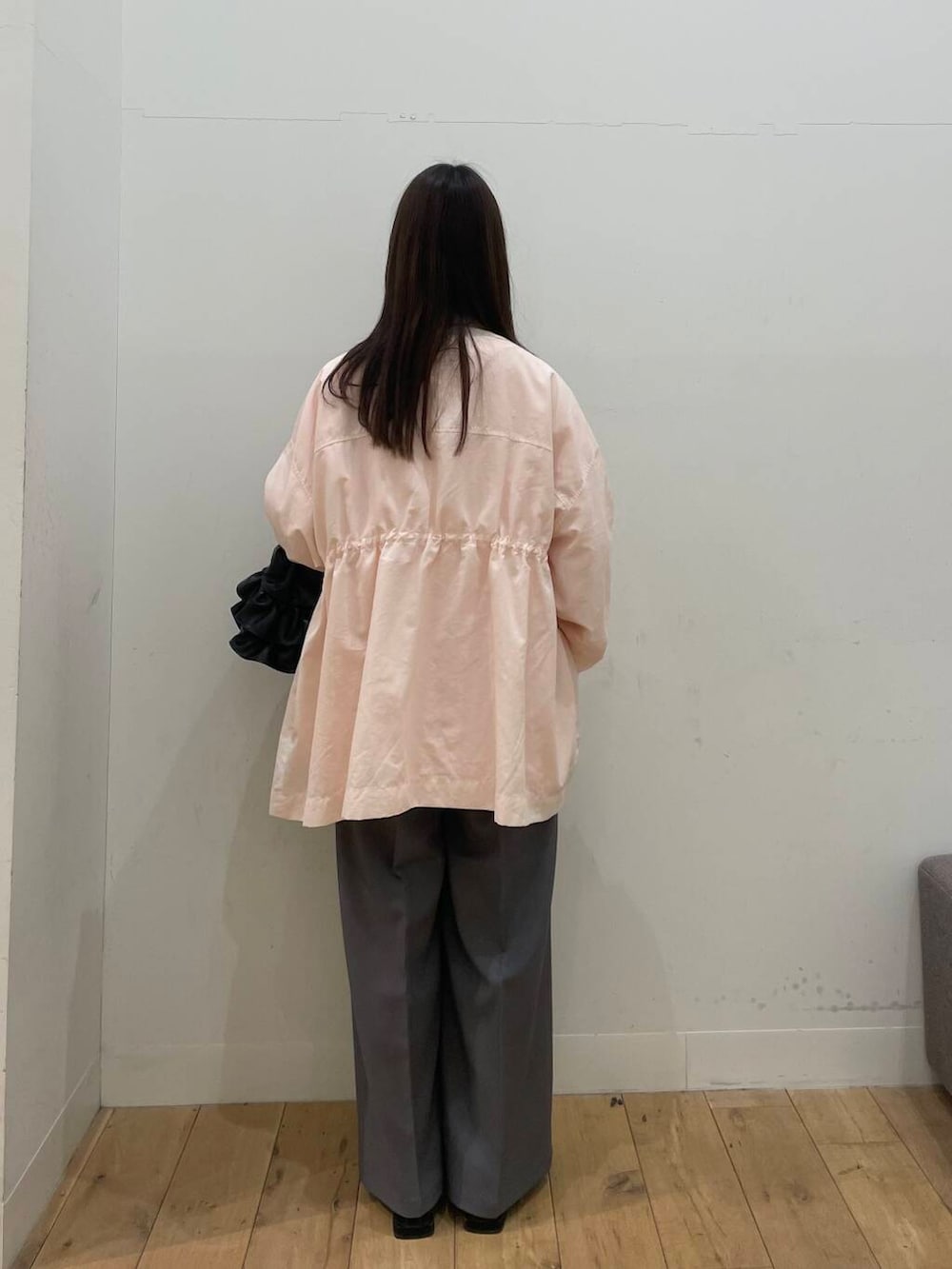 グレー系のその他パンツ、ピンク系のナイロンジャケット、ブラック系のハンドバッグを着用したレディースの冬コーディネートの3枚目の写真