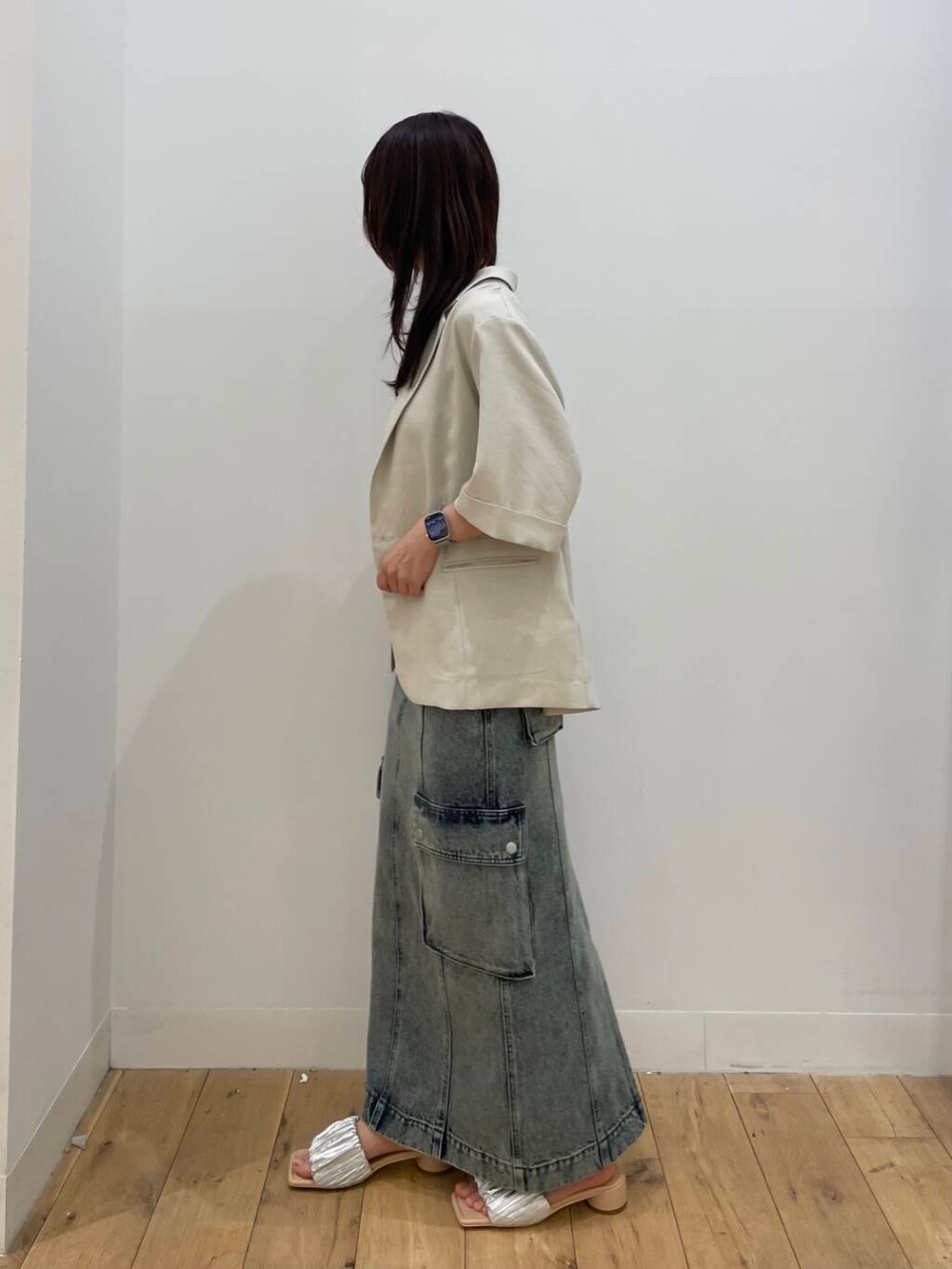 シルバー系のサンダル、ベージュ系のその他アウター、ブルー系のスカートを着用したレディースの春コーディネートの2枚目の写真