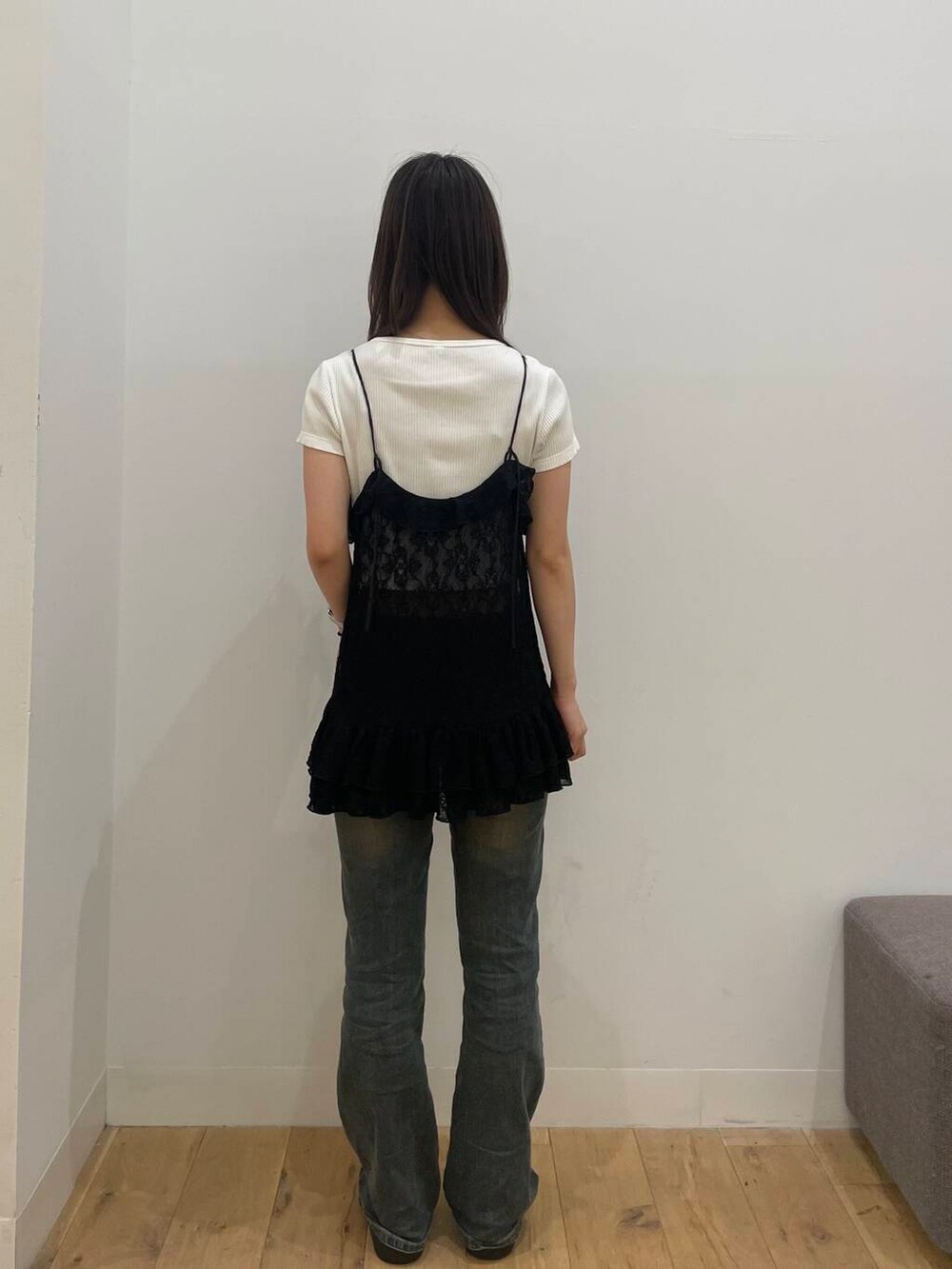 ブルー系のデニムパンツ、ブラック系のキャミソールを着用したレディースの夏コーディネートの3枚目の写真