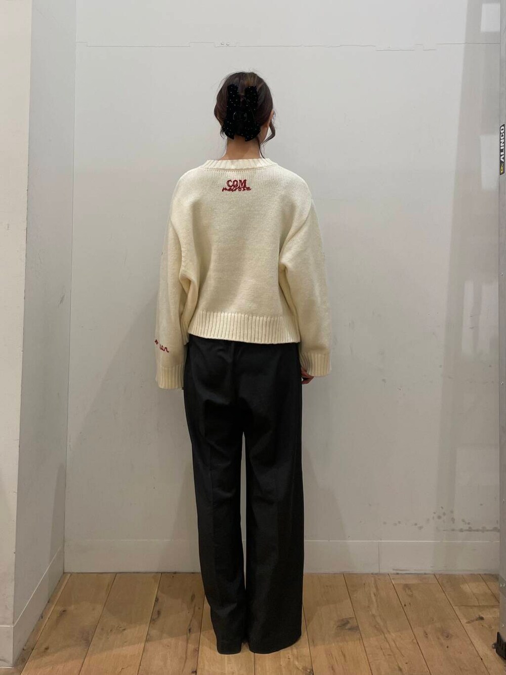 ホワイト系のニット/セーター、グレー系のその他パンツを着用したレディースの冬コーディネートの3枚目の写真