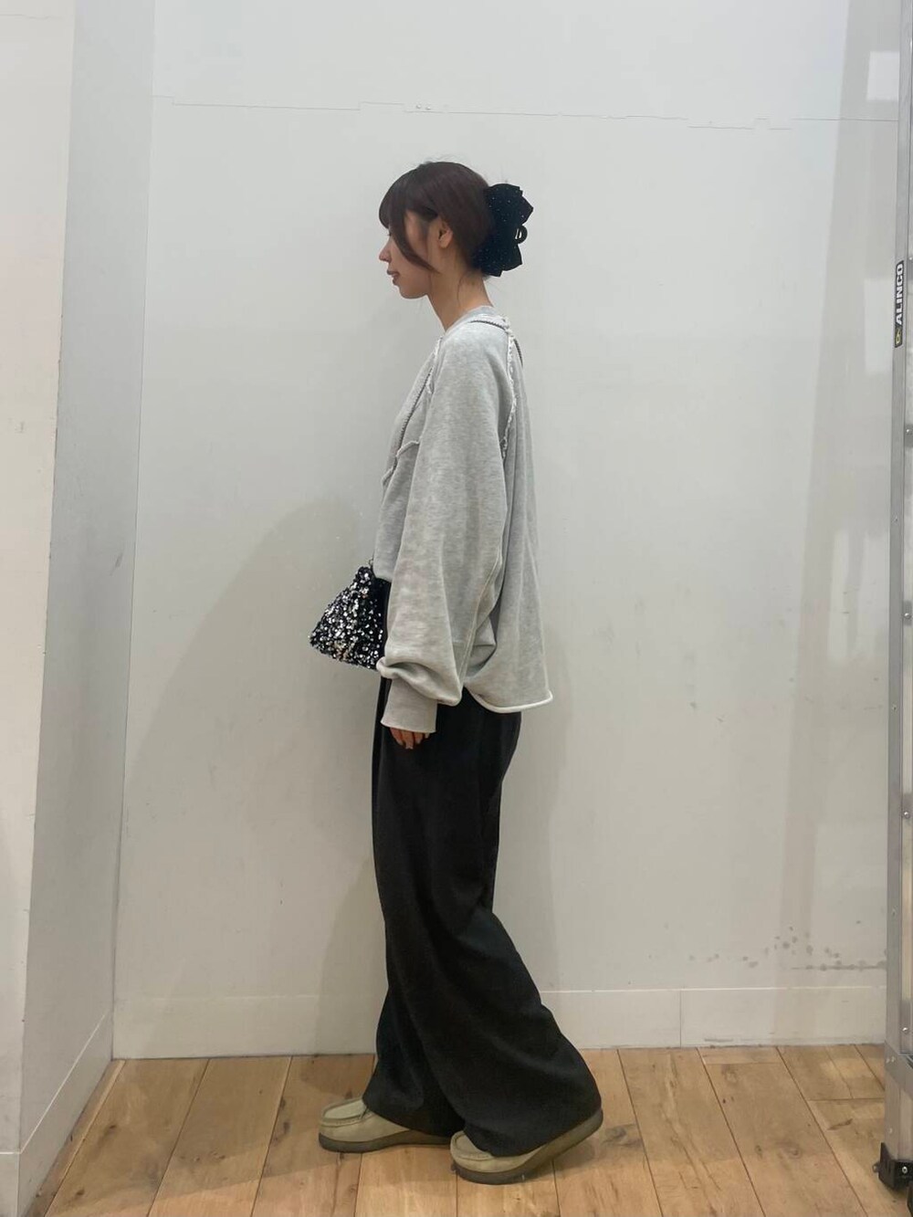 シルバー系のショルダーバッグ、グレー系のTシャツ/カットソー、グレー系のその他パンツを着用したレディースの冬コーディネートの2枚目の写真