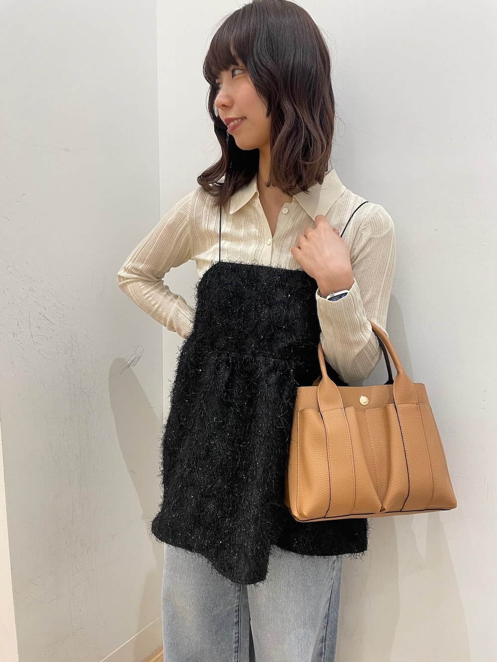 ホワイト系のカーディガン/ボレロ、ブラック系のキャミソール、ブラック系のカーディガン/ボレロを着用したレディースの春コーディネートの4枚目の写真