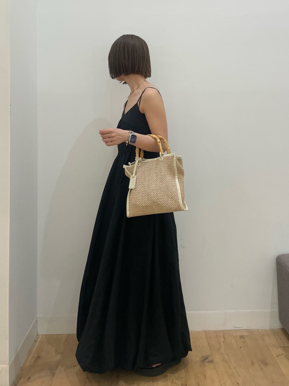 ブラック系のワンピースを着用したレディースの夏コーディネートの2枚目の写真