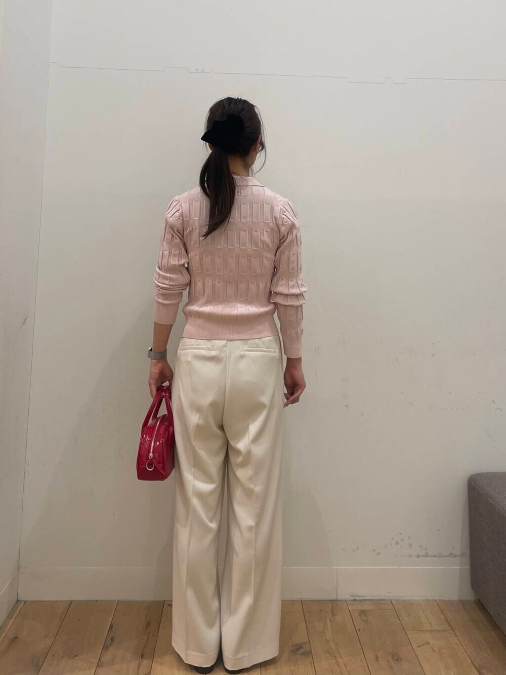 レッド系のボストンバッグ、ベージュ系のその他パンツ、ブラック系のパンプスを着用したレディースの冬コーディネートの3枚目の写真