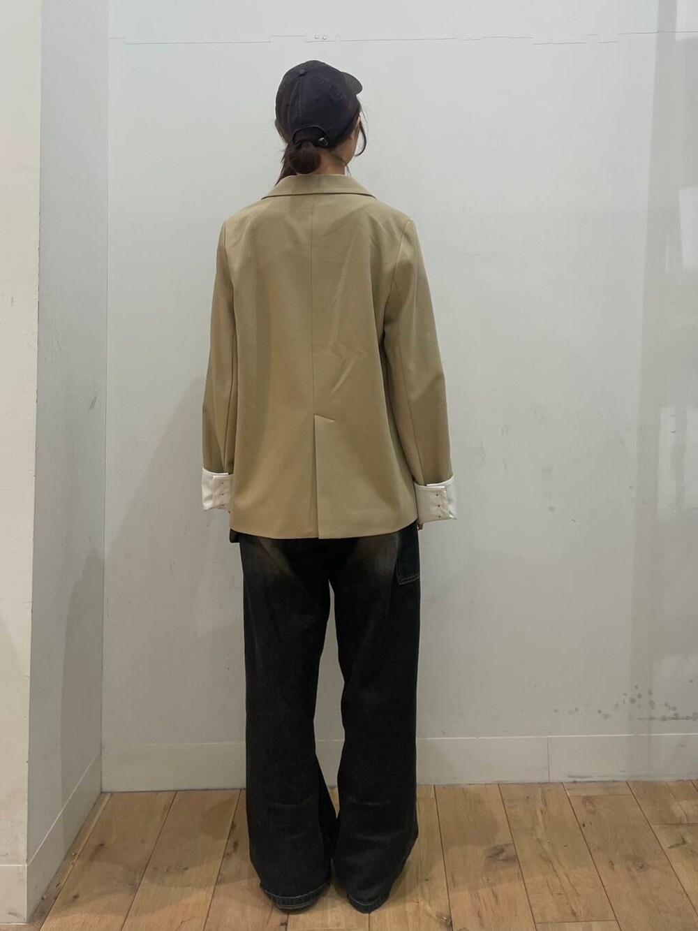 ベージュ系のパンプス、ブラック系のデニムパンツ、ベージュ系のテーラードジャケットを着用したレディースの冬コーディネートの3枚目の写真