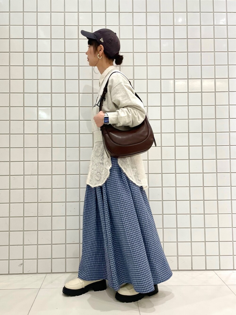 ホワイト系のシャツ/ブラウス、ブルー系のスカート、ホワイト系のドレスシューズを着用したレディースの春コーディネートの2枚目の写真