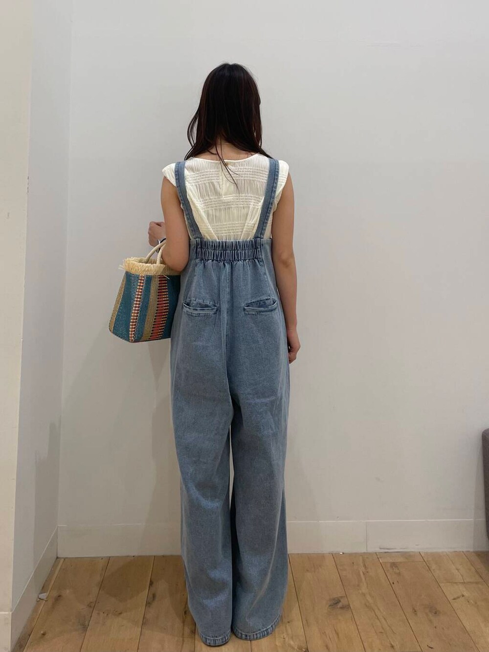 ベージュ系のショルダーバッグ、ホワイト系のTシャツ/カットソーを着用したレディースの春コーディネートの3枚目の写真