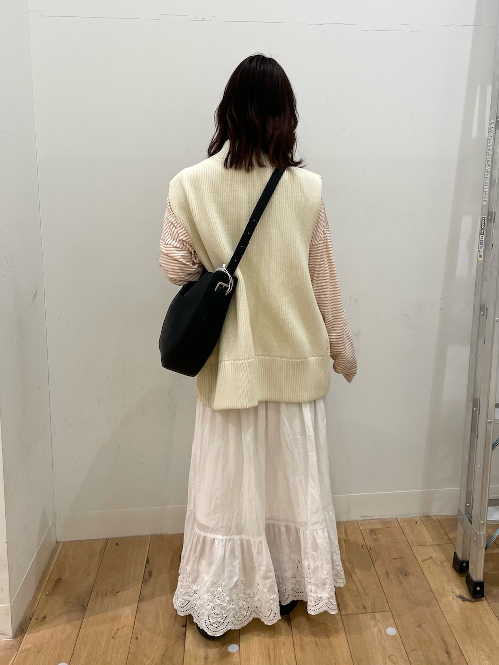 ホワイト系のスカート、ホワイト系のベスト、ピンク系のTシャツ/カットソーを着用したレディースの春コーディネートの3枚目の写真