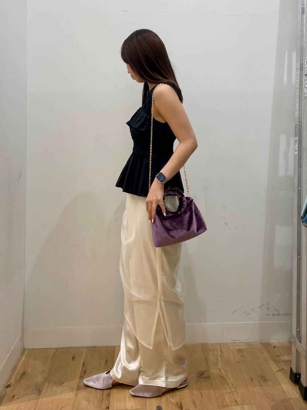 ブラック系のシャツ/ブラウス、ホワイト系のその他パンツ、パープル系のハンドバッグを着用したレディースの夏コーディネートの2枚目の写真