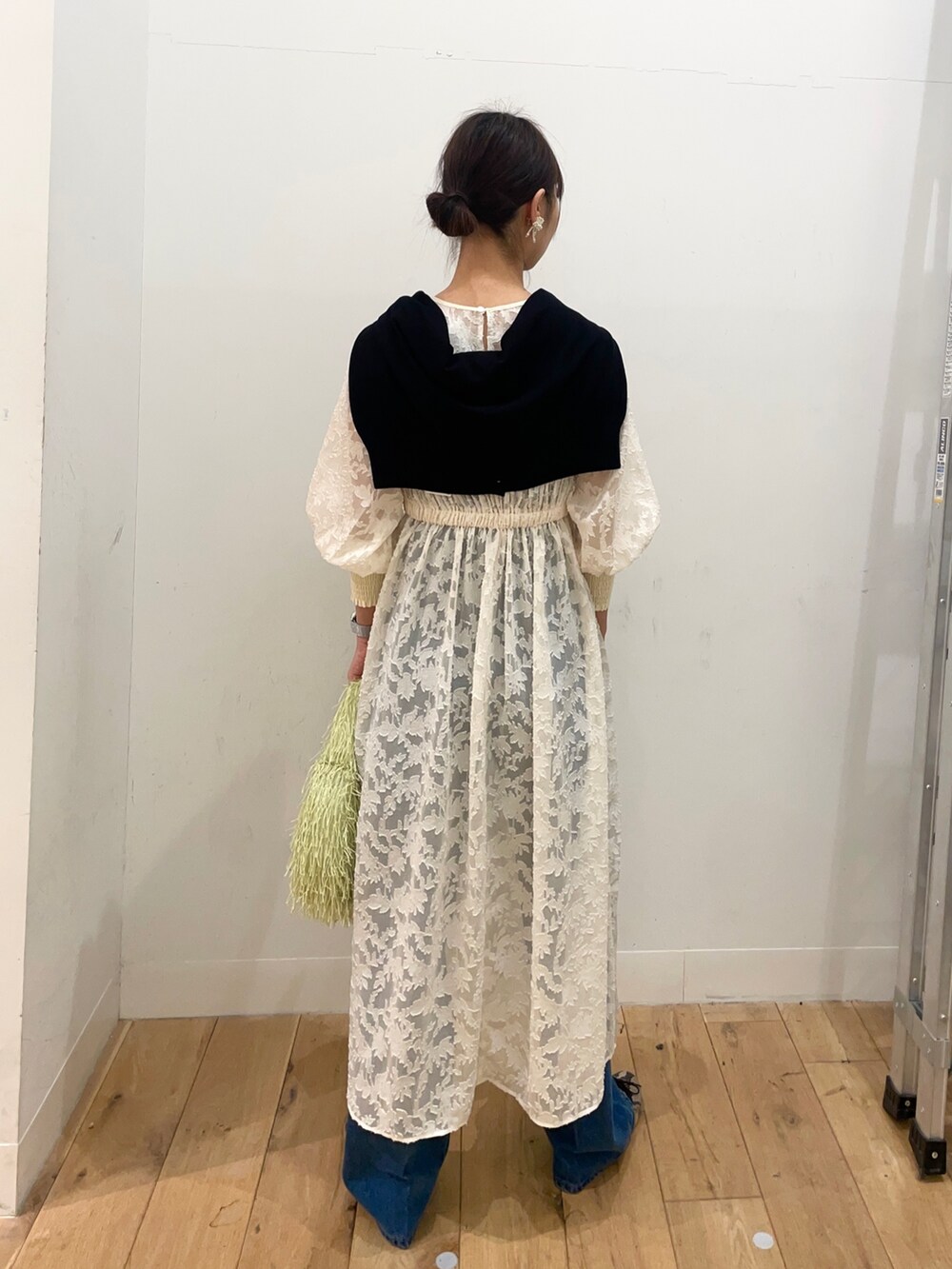 ホワイト系のワンピース、その他のバレエシューズ、ブルー系のデニムパンツを着用したレディースの春コーディネートの3枚目の写真