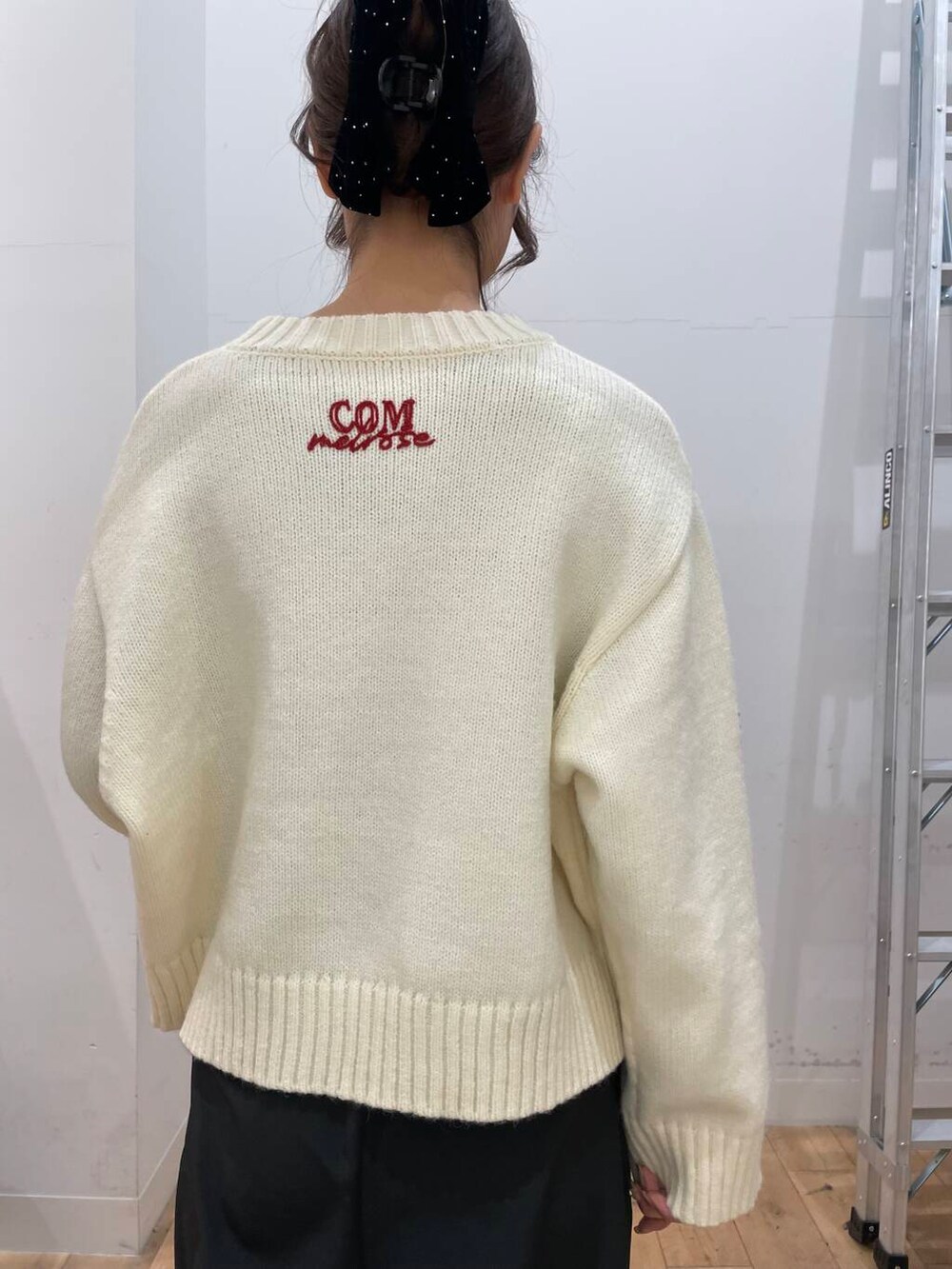 ホワイト系のニット/セーター、グレー系のその他パンツを着用したレディースの冬コーディネートの5枚目の写真