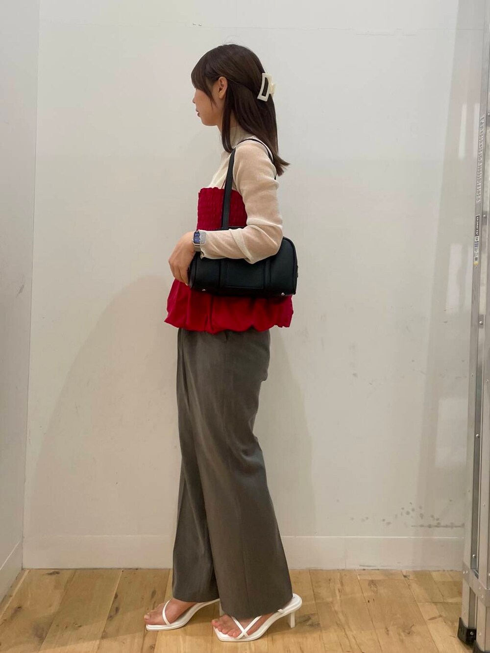 ホワイト系のサンダル、ホワイト系のキャミソール、グレー系のその他パンツを着用したレディースの秋コーディネートの2枚目の写真