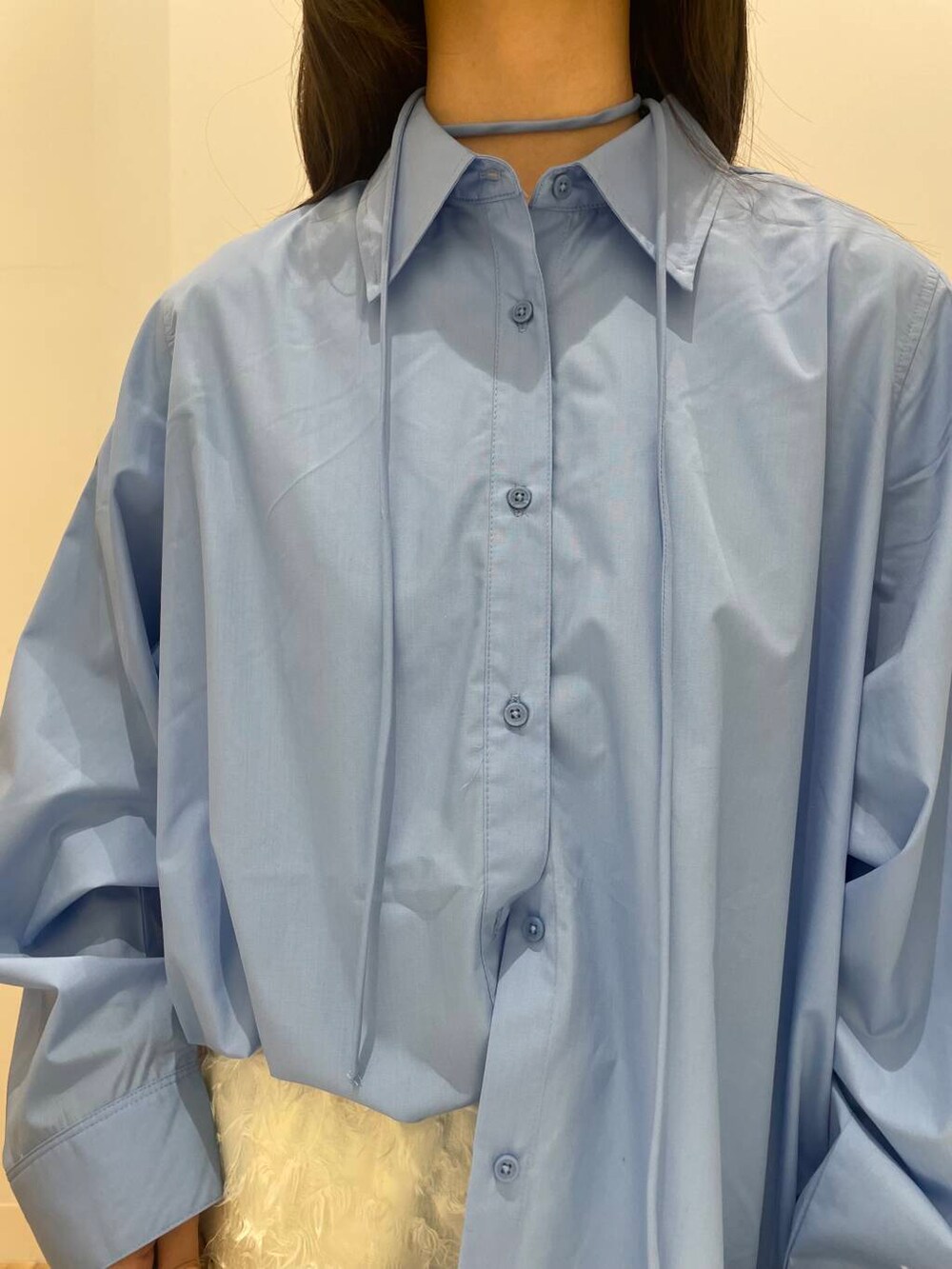 シルバー系のショルダーバッグ、ブルー系のシャツ/ブラウス、ホワイト系のその他パンツを着用したレディースの冬コーディネートの4枚目の写真