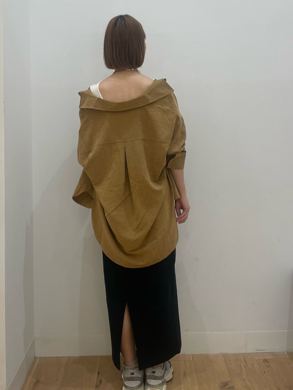 ブラック系のスカート、イエロー系のシャツ/ブラウスを着用したレディースの秋コーディネートの3枚目の写真