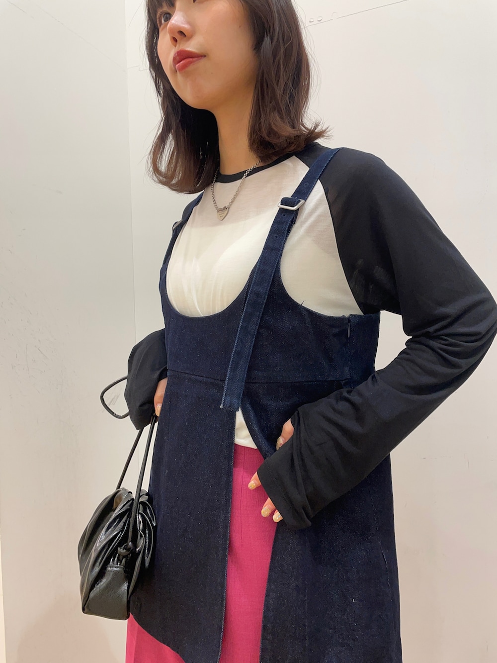 ピンク系のその他パンツ、ブルー系のキャミソール、ブラック系のTシャツ/カットソーを着用したレディースの春コーディネートの2枚目の写真