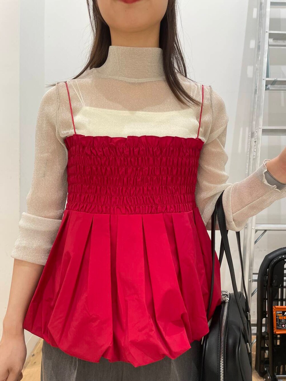 ホワイト系のサンダル、ホワイト系のキャミソール、グレー系のその他パンツを着用したレディースの秋コーディネートの4枚目の写真