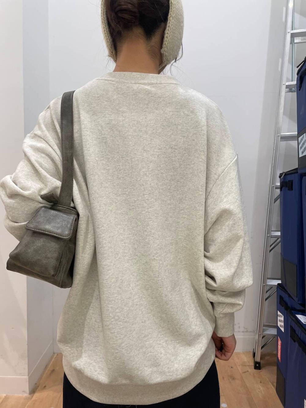 ブラウン系のブーツ、グレー系のハンドバッグ、ブルー系のスカートを着用したレディースの秋コーディネートの5枚目の写真