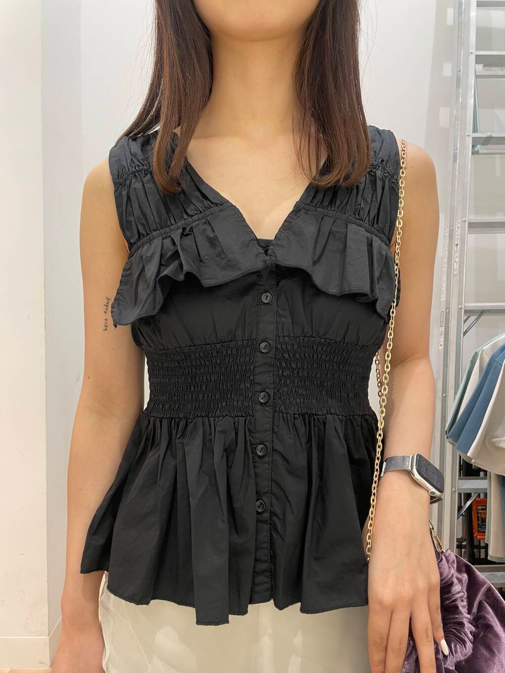 ブラック系のシャツ/ブラウス、ホワイト系のその他パンツ、パープル系のハンドバッグを着用したレディースの夏コーディネートの5枚目の写真