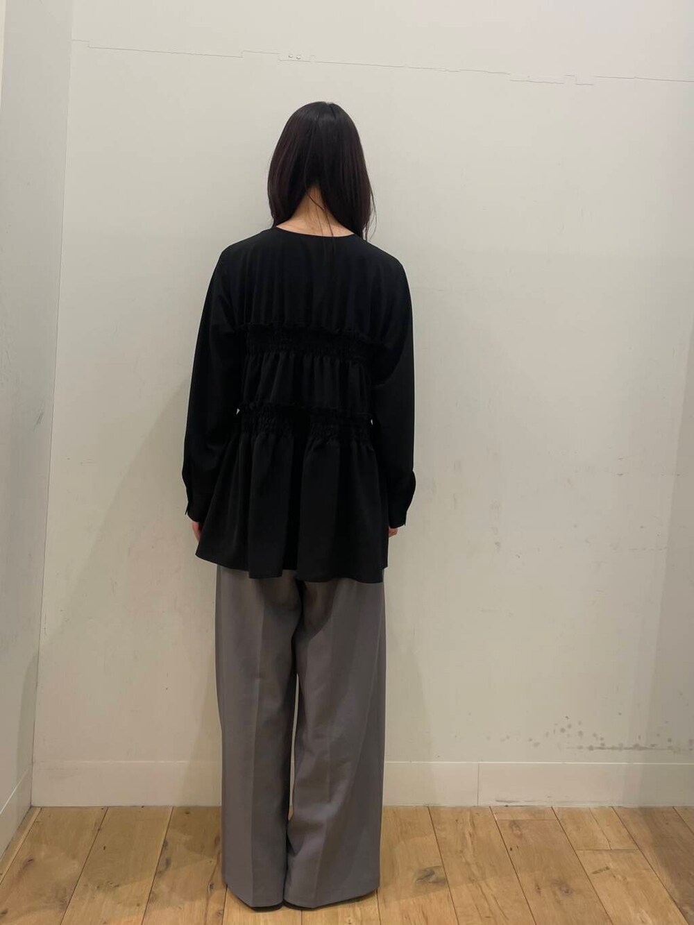 グレー系のその他パンツ、ブラック系のシャツ/ブラウスを着用したレディースの春コーディネートの3枚目の写真