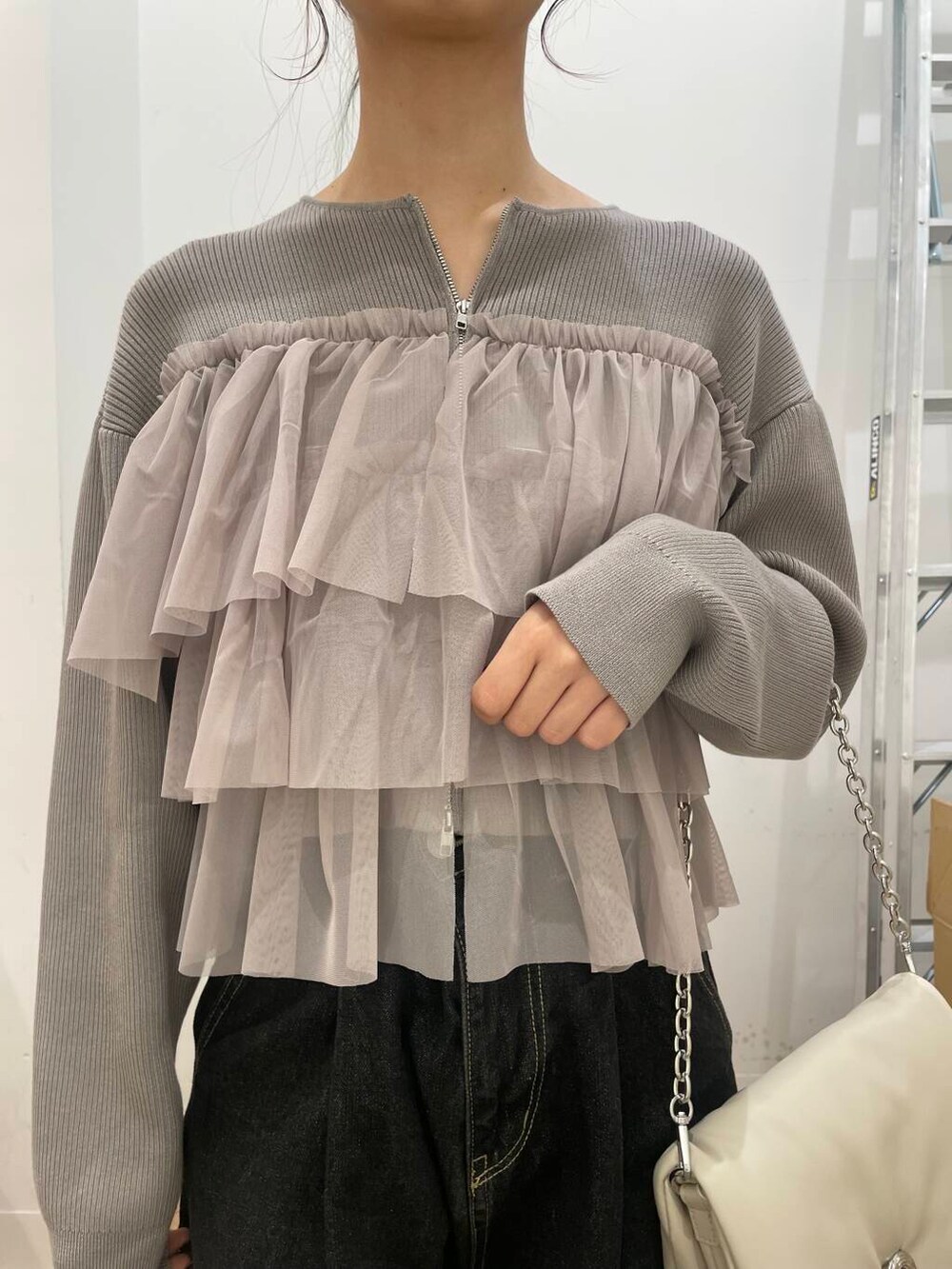 ブラック系のサンダル、ホワイト系のショルダーバッグ、ベージュ系のニット/セーターを着用したレディースの秋コーディネートの4枚目の写真