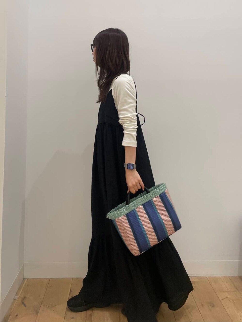 ホワイト系のTシャツ/カットソー、ブラック系のワンピースを着用したレディースの春コーディネートの2枚目の写真