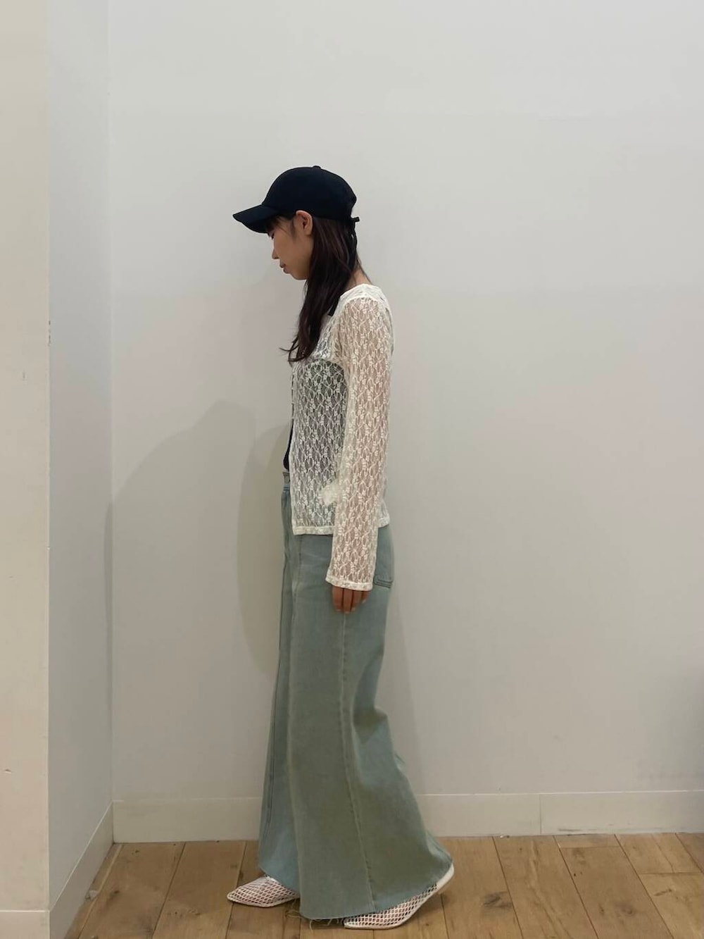 ホワイト系のパンプス、ブルー系のデニムパンツ、ホワイト系のカーディガン/ボレロを着用したレディースの春コーディネートの2枚目の写真