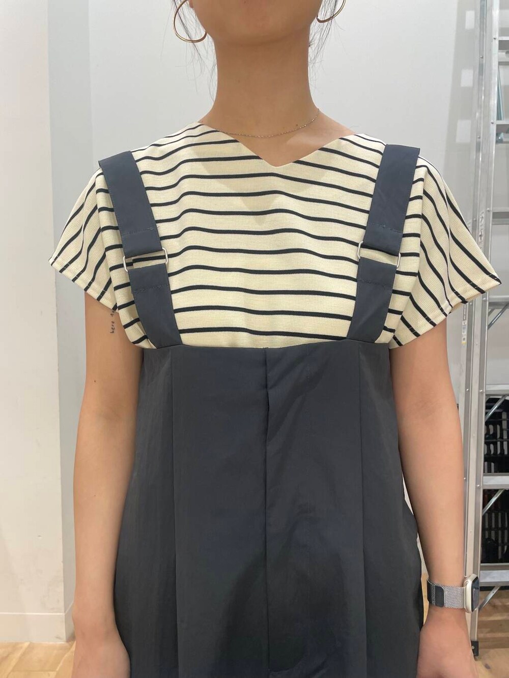 ホワイト系のTシャツ/カットソー、レッド系のトートバッグ、グレー系のサロペット/オーバーオールを着用したレディースの夏コーディネートの4枚目の写真