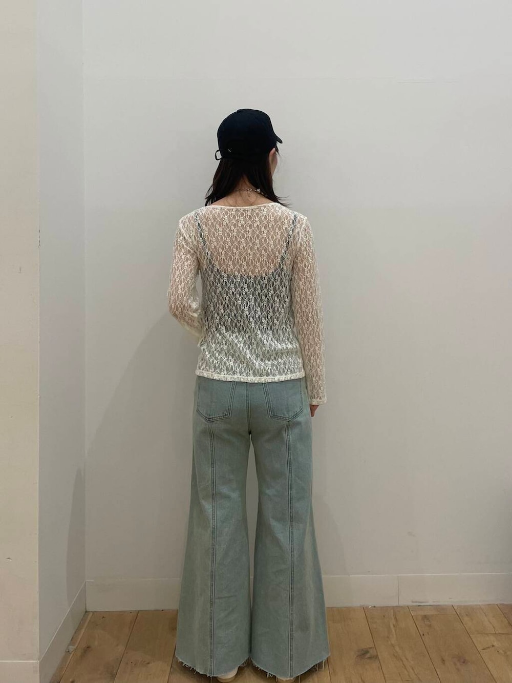 ホワイト系のパンプス、ブルー系のデニムパンツ、ホワイト系のカーディガン/ボレロを着用したレディースの春コーディネートの3枚目の写真