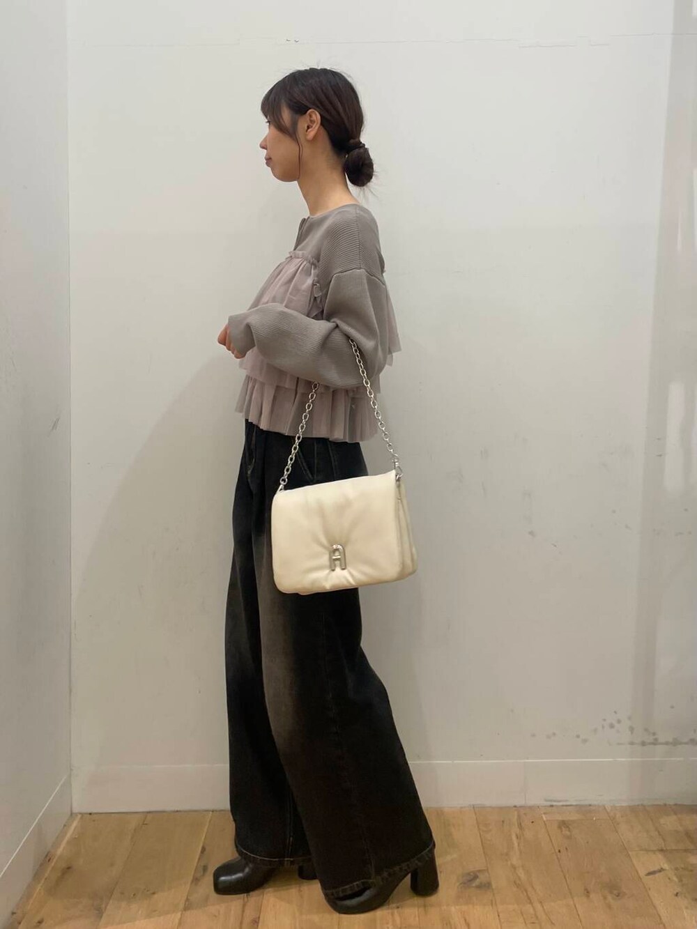 ブラック系のサンダル、ホワイト系のショルダーバッグ、ベージュ系のニット/セーターを着用したレディースの秋コーディネートの2枚目の写真