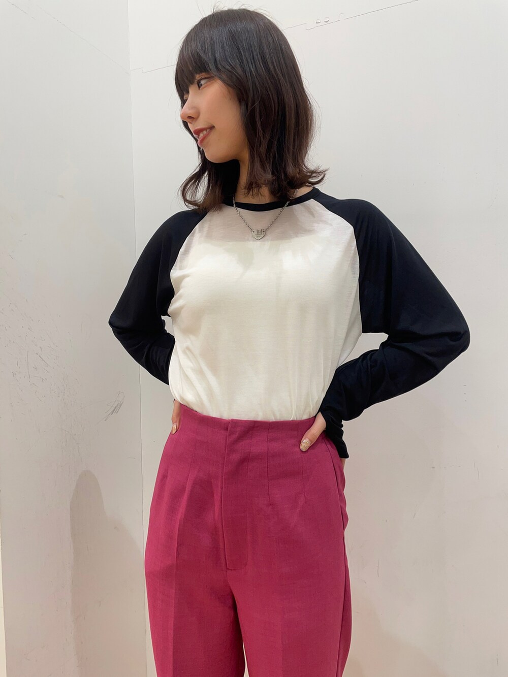 ピンク系のその他パンツ、ブルー系のキャミソール、ブラック系のTシャツ/カットソーを着用したレディースの春コーディネートの3枚目の写真