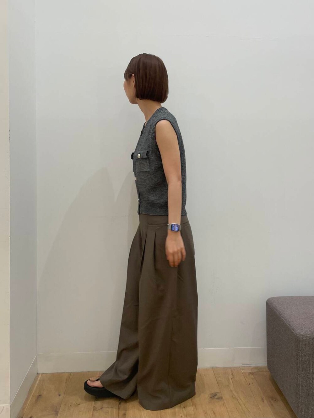 ブラック系のベスト、ブラウン系のその他パンツを着用したレディースの夏コーディネートの2枚目の写真