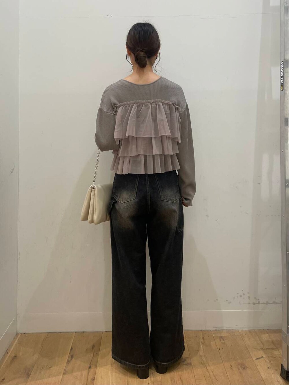 ブラック系のサンダル、ホワイト系のショルダーバッグ、ベージュ系のニット/セーターを着用したレディースの秋コーディネートの3枚目の写真