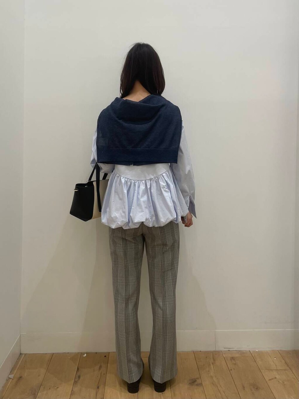 ホワイト系のシャツ/ブラウス、その他のその他パンツ、ブラック系のトートバッグを着用したレディースの春コーディネートの3枚目の写真