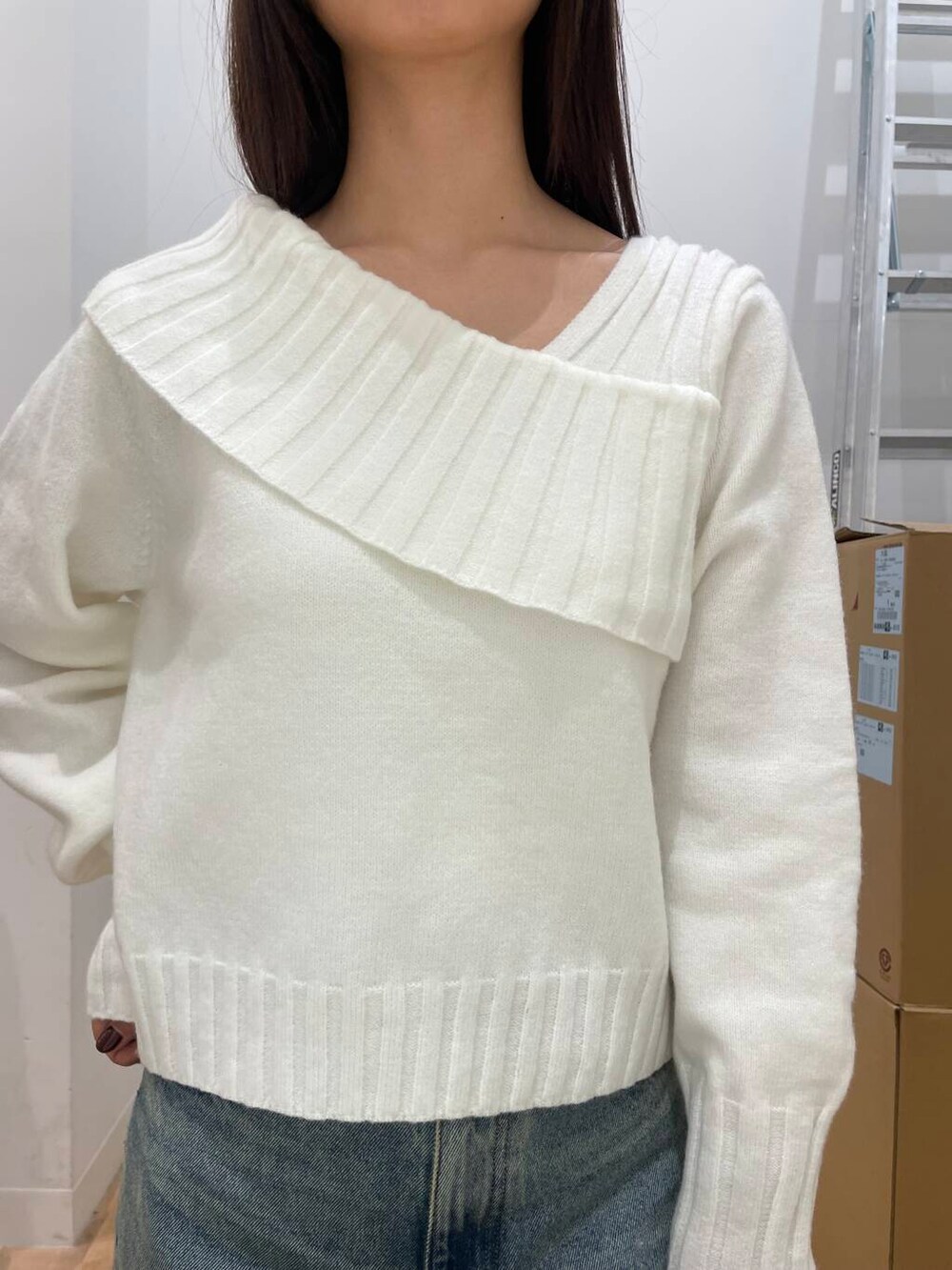 ブラウン系のその他シューズ、ブルー系のデニムパンツ、ホワイト系のニット/セーターを着用したレディースの秋コーディネートの3枚目の写真