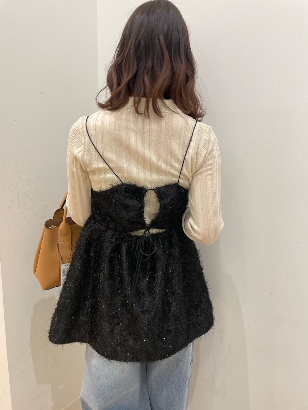 ホワイト系のカーディガン/ボレロ、ブラック系のキャミソール、ブラック系のカーディガン/ボレロを着用したレディースの春コーディネートの5枚目の写真