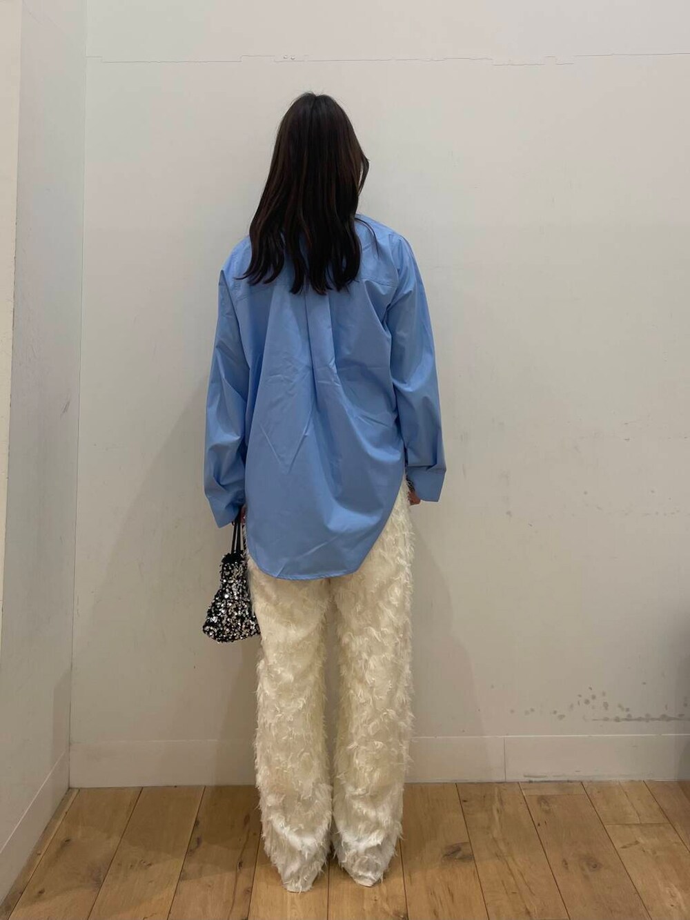 シルバー系のショルダーバッグ、ブルー系のシャツ/ブラウス、ホワイト系のその他パンツを着用したレディースの冬コーディネートの3枚目の写真