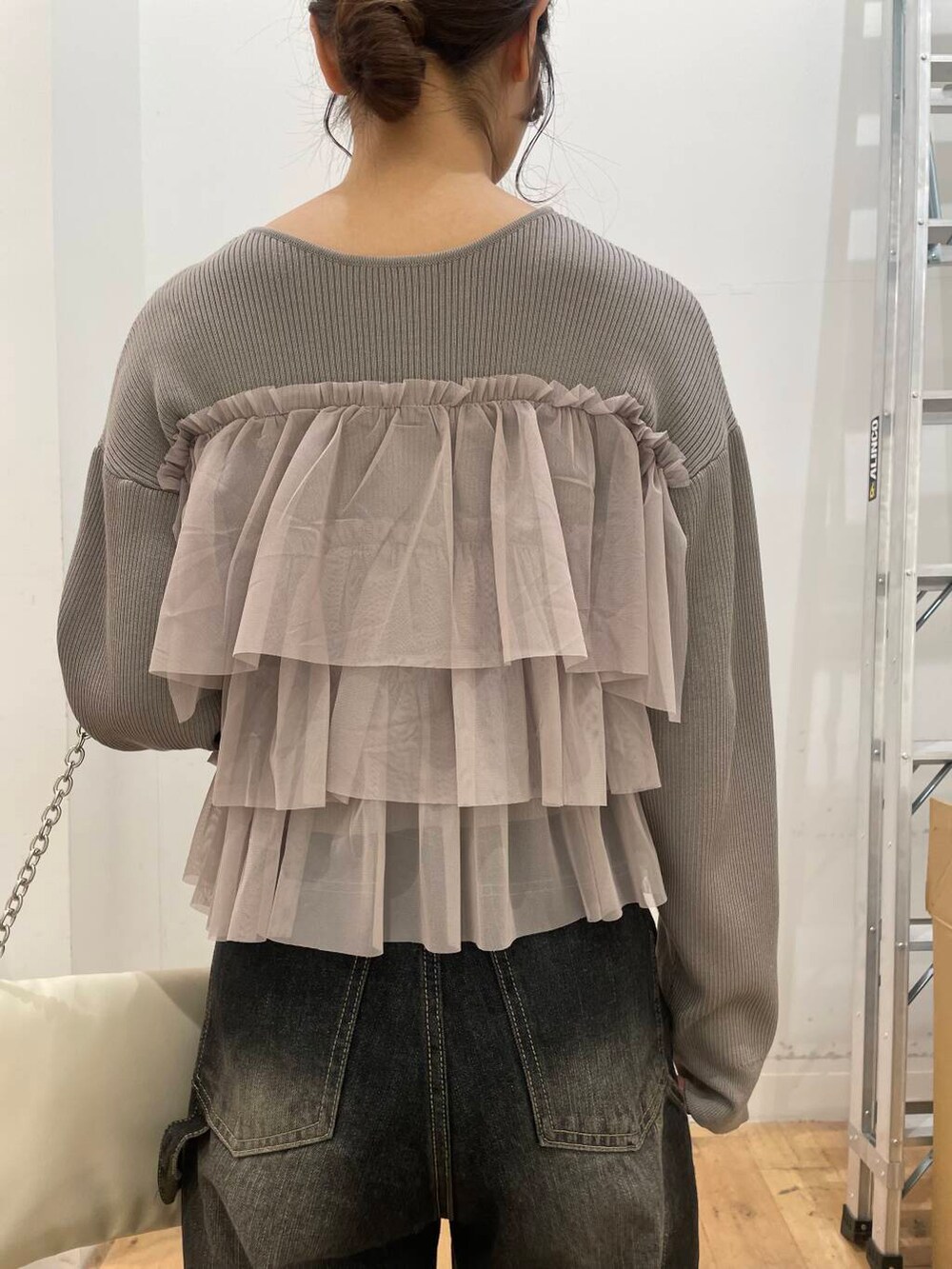 ブラック系のサンダル、ホワイト系のショルダーバッグ、ベージュ系のニット/セーターを着用したレディースの秋コーディネートの5枚目の写真