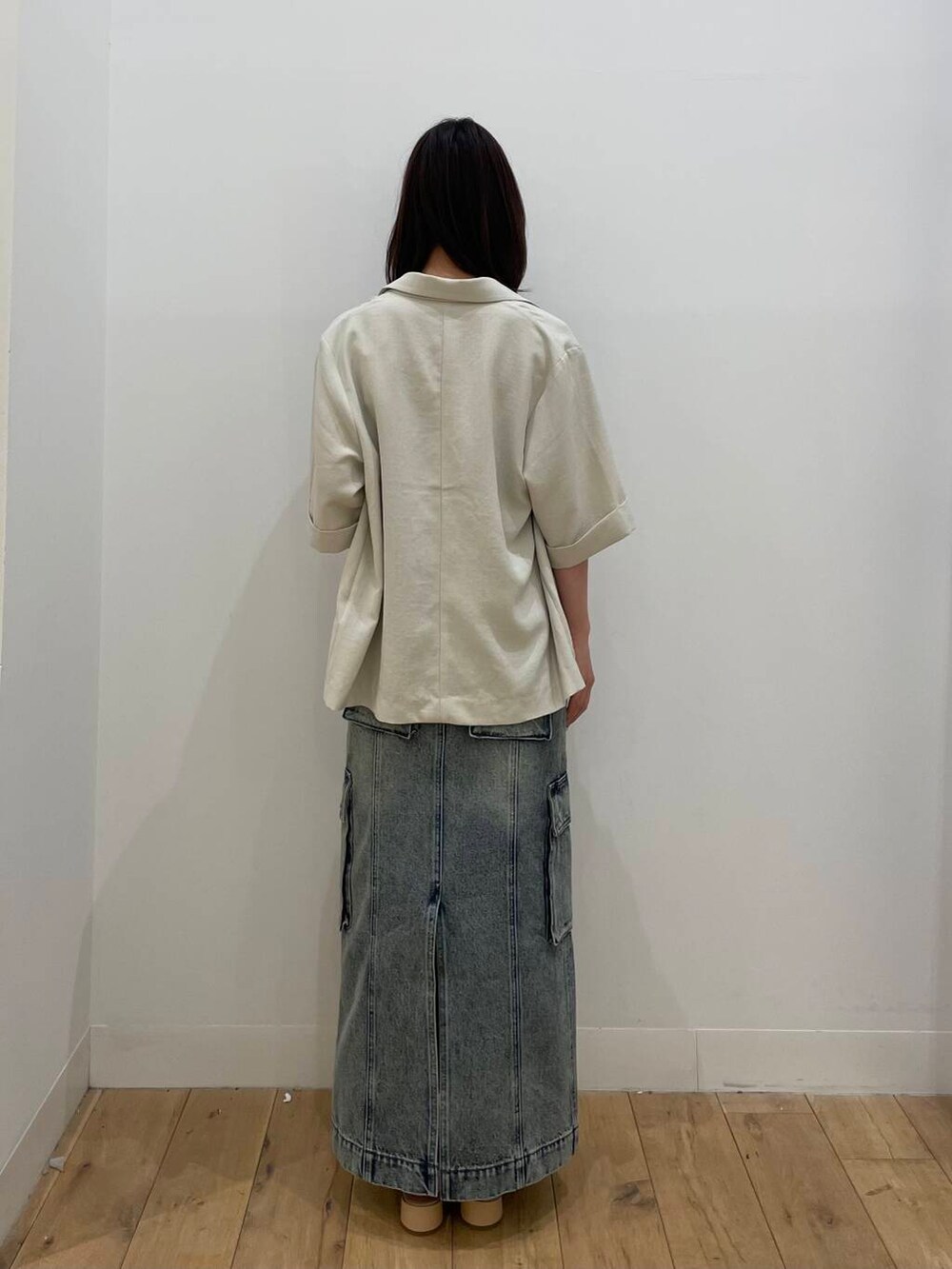 シルバー系のサンダル、ベージュ系のその他アウター、ブルー系のスカートを着用したレディースの春コーディネートの3枚目の写真