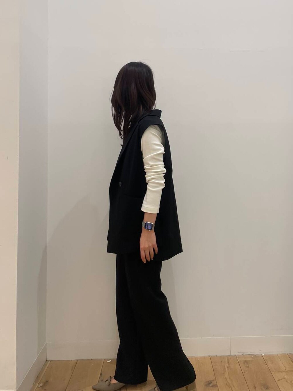 ホワイト系のTシャツ/カットソー、ブラック系のその他パンツ、ブラック系のベストを着用したレディースの春コーディネートの2枚目の写真