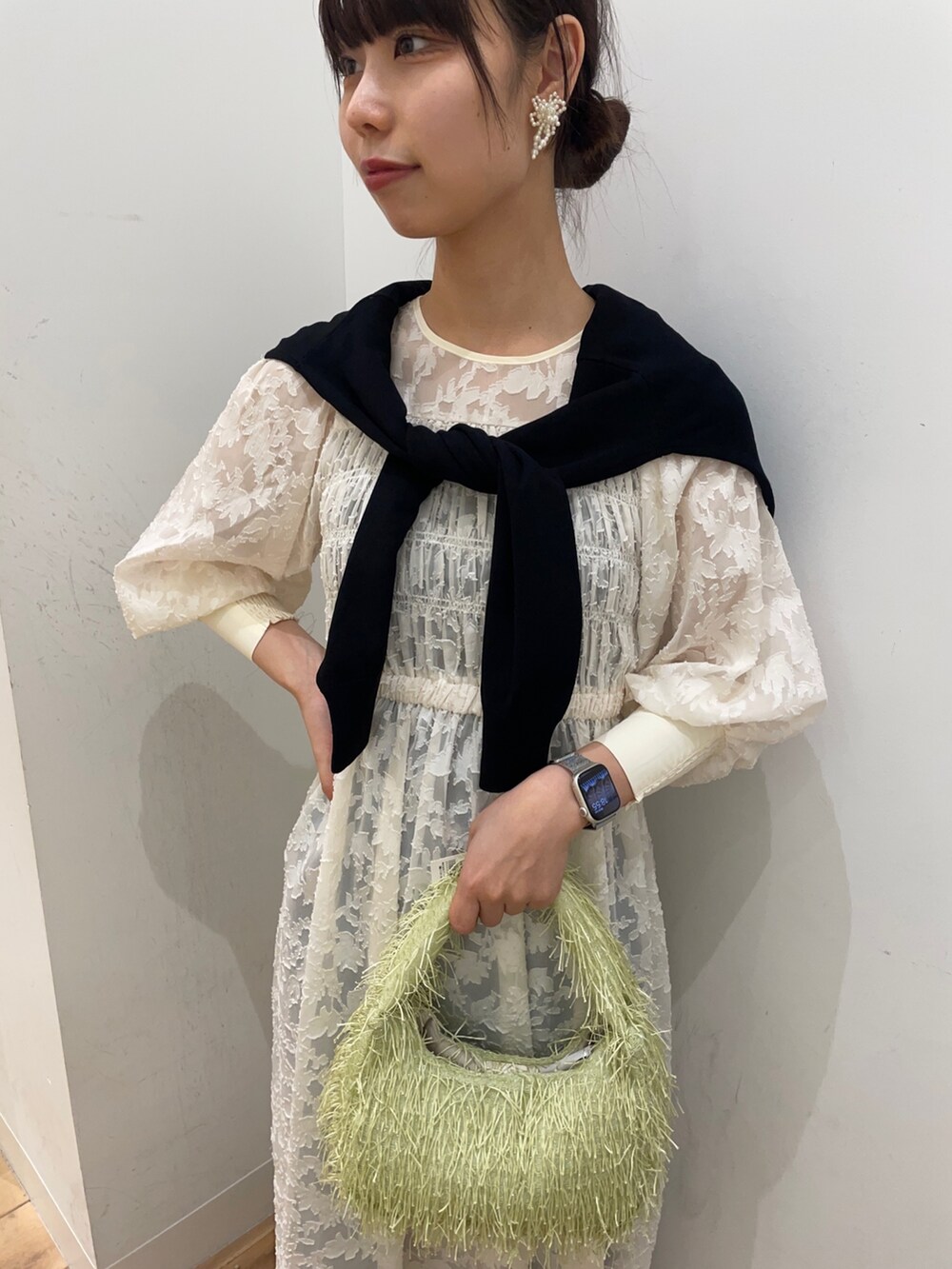 ホワイト系のワンピース、その他のバレエシューズ、ブルー系のデニムパンツを着用したレディースの春コーディネートの4枚目の写真