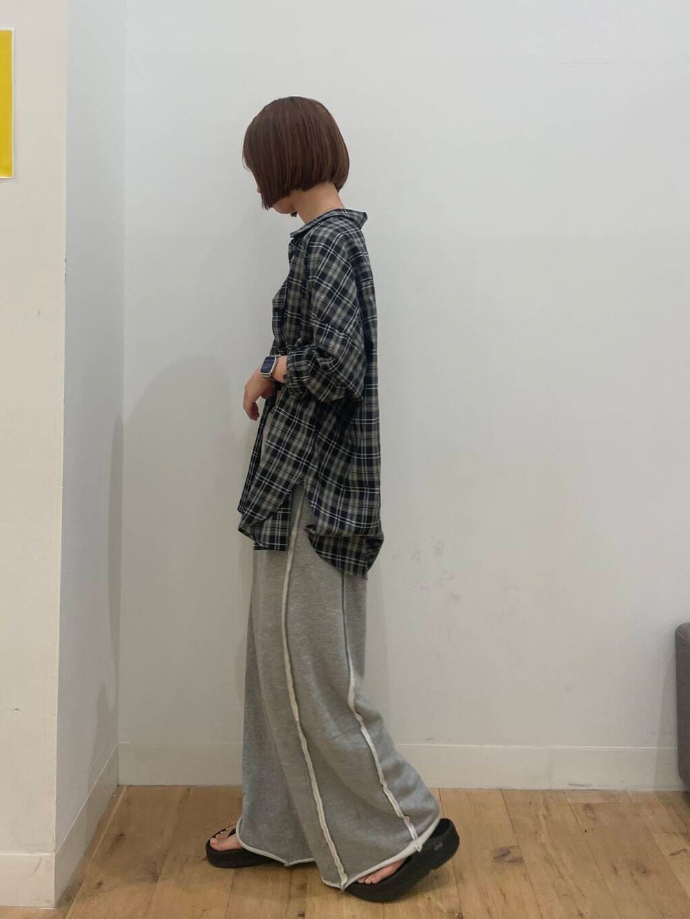 グレー系のスウェットパンツ、ブラック系のシャツ/ブラウスを着用したレディースの夏コーディネートの2枚目の写真