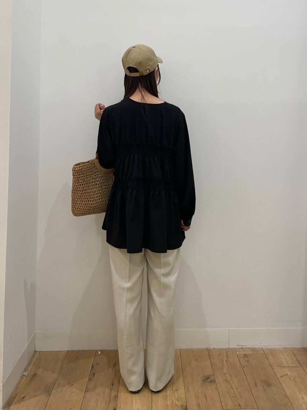 ベージュ系のトートバッグ、ブラック系のシャツ/ブラウス、ベージュ系のその他パンツを着用したレディースの春コーディネートの2枚目の写真