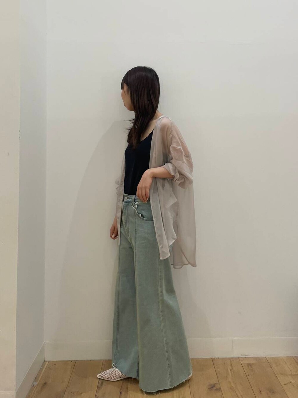 ホワイト系のパンプス、ピンク系のシャツ/ブラウス、ブルー系のデニムパンツを着用したレディースの春コーディネートの2枚目の写真