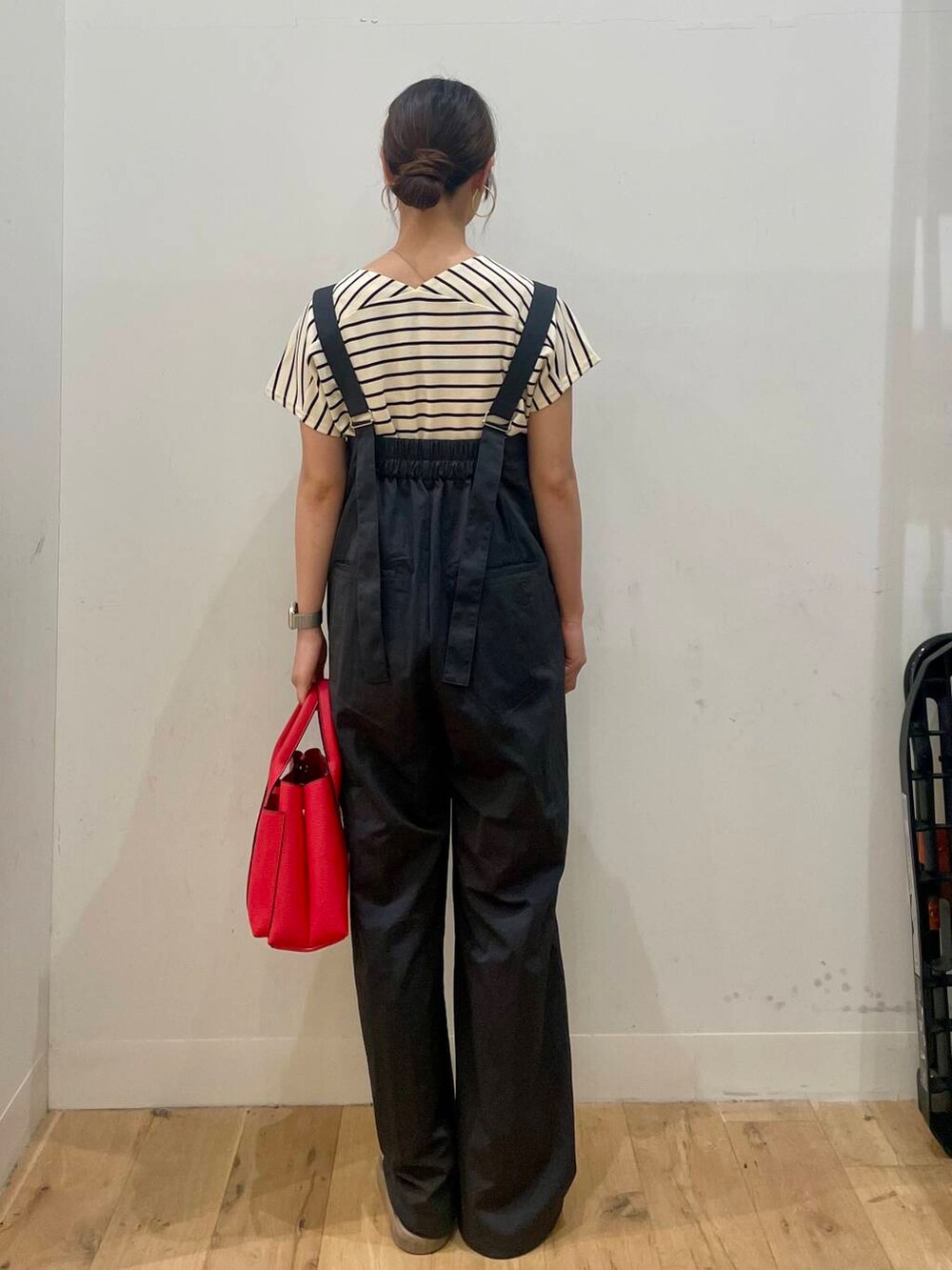 ホワイト系のTシャツ/カットソー、レッド系のトートバッグ、グレー系のサロペット/オーバーオールを着用したレディースの夏コーディネートの3枚目の写真