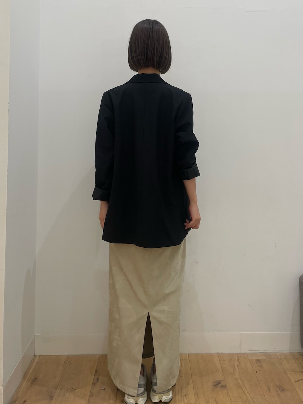 ブラック系のその他アウター、ベージュ系のスカートを着用したレディースの秋コーディネートの3枚目の写真