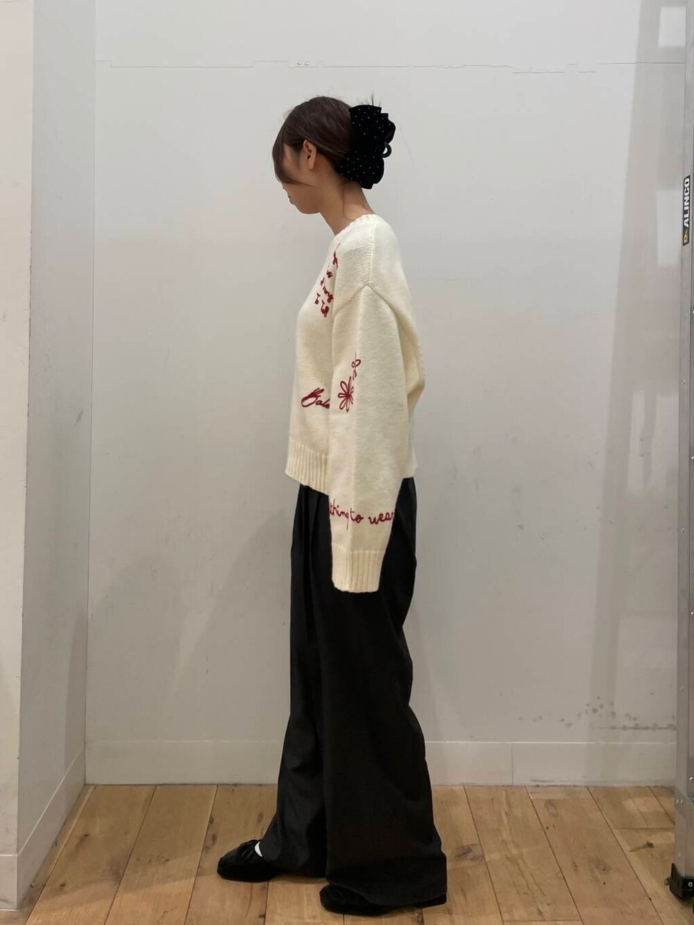 ホワイト系のニット/セーター、グレー系のその他パンツを着用したレディースの冬コーディネートの2枚目の写真